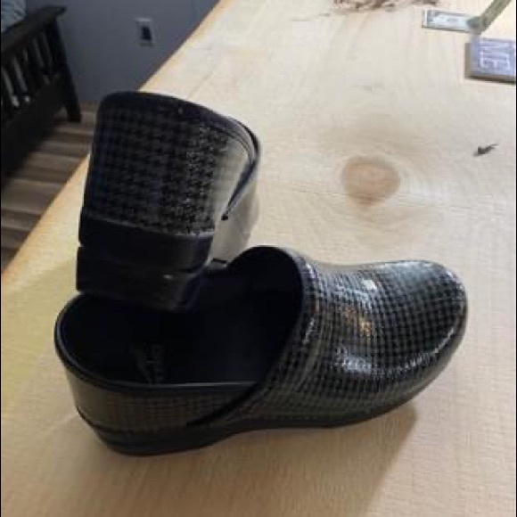 Dansko nursing shoes - Picture 3 of 4